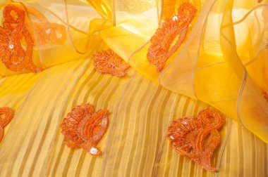 doku dantel. iyi bir açık kumaş, pamuk veya ipek, genellikle birini döngü, büküm veya desenleri iplik örgü tarafından yapılan ve özellikle hazır giyim süsleme için kullanılan.