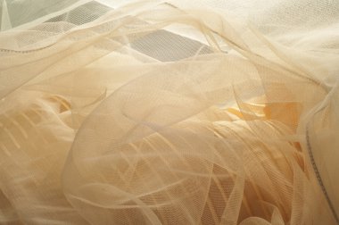 doku dantel. iyi bir açık kumaş, pamuk veya ipek, genellikle birini döngü, büküm veya desenleri iplik örgü tarafından yapılan ve özellikle hazır giyim süsleme için kullanılan.