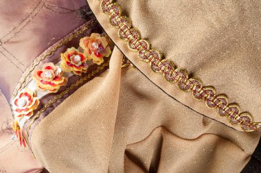 doku dantel. iyi bir açık kumaş, pamuk veya ipek, genellikle birini döngü, büküm veya desenleri iplik örgü tarafından yapılan ve özellikle hazır giyim süsleme için kullanılan.