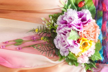 Pembe kumaş çiçek işlemeli. doku