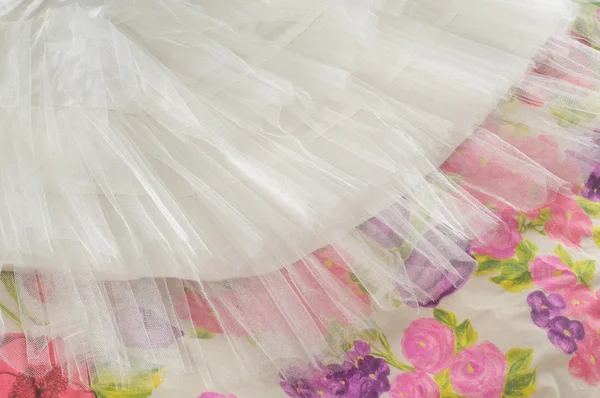 Vestido Blanco Bola Con Rosas Rojas Tejido Textil Tela Material — Foto de Stock