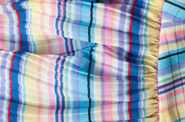 Pileli kumaş. Sinii sarı kırmızı beyaz çizgili doku