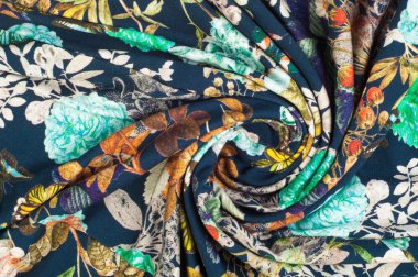 Örme kumaş. Çiçekler, meyveler ve kelebekler siyah arka