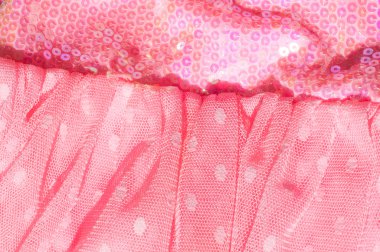 Kumaş dantel kumaş arka plan üzerinde pul ile doku. küçük, parlak bir disk olarak bir çok giyim dekorasyon için üzerine dikilir. Eflatun, sıcak pembe, Cerise