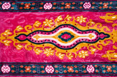 Doku kırmızı desenli ipek kumaştan. Kırmızı kumaş Galli armut ile fotoğraflandı yakın çekim var. Hint çiçek desenli doğal ipek kumaş üzerine salatalık ile.