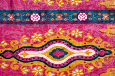 Doku ipek kumaştan kırmızı desenli