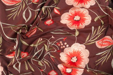 Parlak çiçek desenli ipek kumaş doku koyu kahverengi. Renkli retro Goblen Tekstil desen ile çiçek süsleme arka plan olarak yararlı parçası