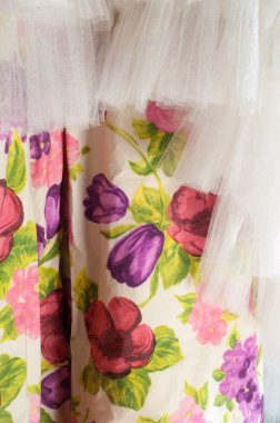 Top beyaz elbise kırmızı gül ile. doku, tekstil, kumaş, malzeme, doku.