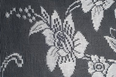 Dantel siyah beyaz kumaş üzerine. iyi bir açık kumaş, pamuk veya ipek, genellikle birini döngü, büküm veya desenleri iplik örgü tarafından yapılan ve özellikle hazır giyim süsleme için kullanılan.