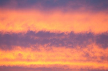 Doku bulutlar günbatımı güneş doğuyor. Erken yaz sabahı