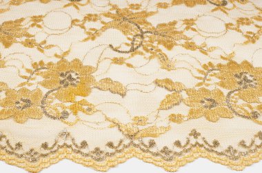 Doku. Kumaş altın sarı renkli fotoğraflar stüdyoda yapılan dantel. iyi bir açık kumaş, pamuk veya ipek, genellikle birini döngü, büküm veya desenleri iplik örgü tarafından yapılan ve özellikle hazır giyim süsleme için kullanılan.