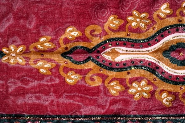 纹理用红色图案的丝绸 红色的桌布 与威尔士梨是拍摄的特写 印度花卉图案与黄瓜天然丝绸布上 — 图库照片