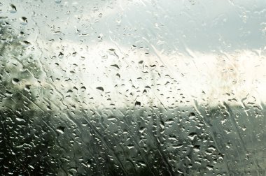 cam üzerine yağmur damlaları. Yağmur damlaları Otomotiv Cam üzerinde