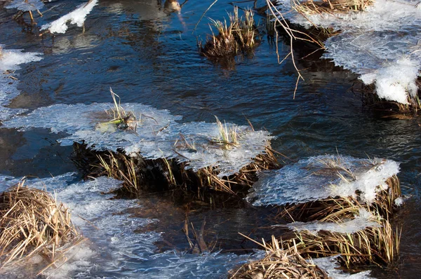 Textura Hielo congelado en un charco — Foto de Stock