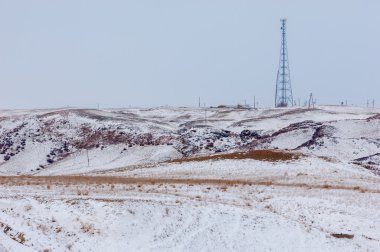 yüksek gerilim hattı kışın çölde