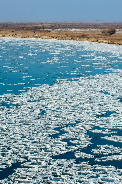 Erste Eisbildung auf dem Fluss. ili kasachstan. kapch — Stockfoto