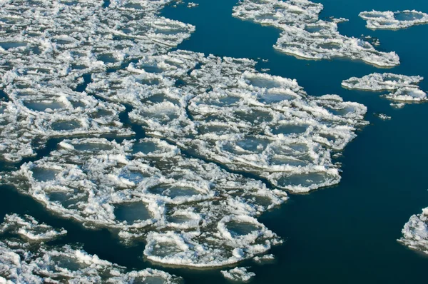 Πρώτο παγετό σχηματισμό πάγου στις όχθες του ποταμού. ILI Καζακστάν. Kapch — Φωτογραφία Αρχείου