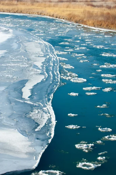 Première formation de givre de glace sur la rivière. Ili Kazakhstan. Kapch ! — Photo