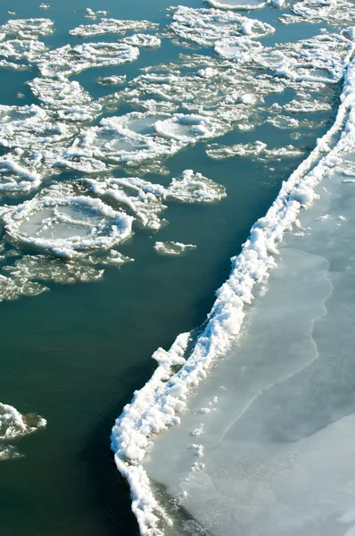 川の氷の最初の霜の形成 カザフスタン Kapchagai Bakanas — ストック写真