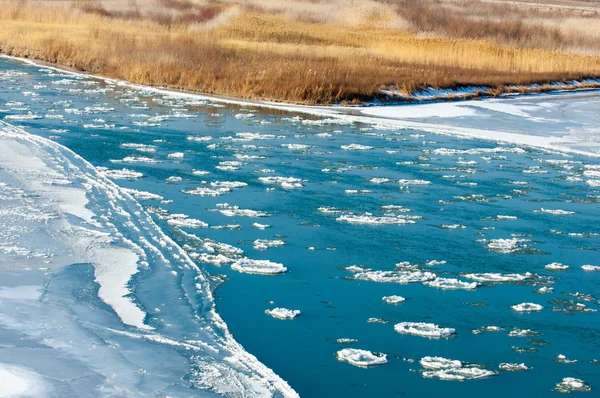 Première formation de givre de glace sur la rivière. Ili Kazakhstan. Kapch ! — Photo