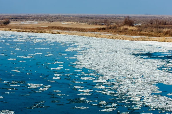 第一次结霜的河上冰 伊犁哈萨克斯坦 Kapchagai Bakanas — 图库照片