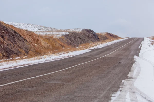 Зимняя дорога в пустыне — стоковое фото