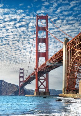 San Francisco 'daki Golden Gate Köprüsü dünyanın dört bir yanından gelen turistlerin ziyaret ettiği en ünlü yerdir..