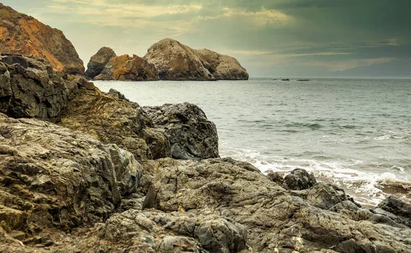 Formações rochosas contra o pano de fundo do oceano na Área de Recreação de São Francisco, Rodeo Beach, Califórnia, EUA. Litoral, bela paisagem, costa da Califórnia. — Fotografia de Stock