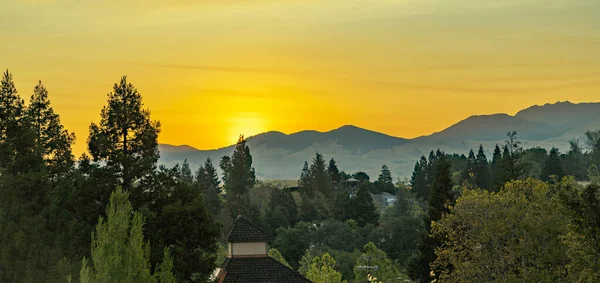 Walnut Creek, California 'nın yüksekliğinden bir görüntü. Gökyüzüne karşı dağların manzarası.