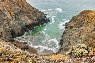 Pasifik Okyanusu, Kaliforniya 'daki küçük bir koydan güzel bir manzara, renkli bir manzara, açık güneşli bir hava.
