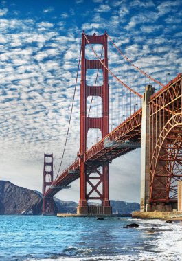 San Francisco 'daki Golden Gate Köprüsü dünyanın dört bir yanından gelen turistlerin ziyaret ettiği en ünlü yerdir..