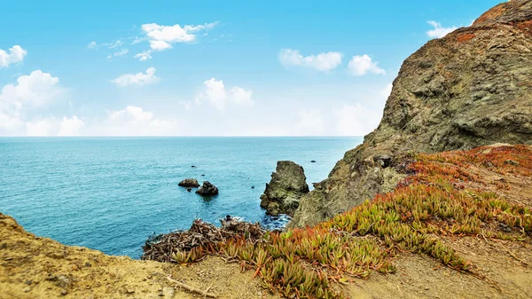 1. Eyalet Yolu, dağlar ve okyanus boyunca Kaliforniya kıyı şeridi harika görünüyor. Güzel manzara konsepti
