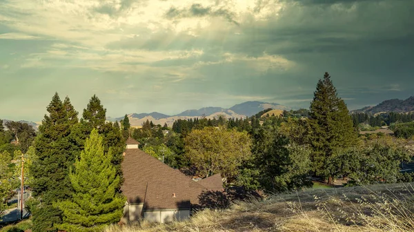 カリフォルニア州ウォルナットクリークの高さからの眺め。空に対する山の風景. — ストック写真