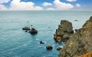 1. Eyalet Yolu, dağlar ve okyanus boyunca Kaliforniya kıyı şeridi harika görünüyor. Güzel manzara konsepti