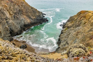 Pasifik Okyanusu, Kaliforniya 'daki küçük bir koydan güzel bir manzara, renkli bir manzara, açık güneşli bir hava.