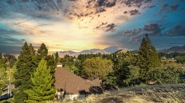 カリフォルニア州ウォルナットクリークの高さからの眺め。空に対する山の風景. — ストック写真