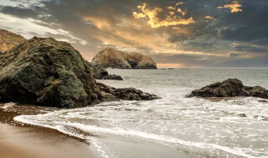 Rodeo Sahili, Kaliforniya, ABD, San Francisco Deniz Bölgesi Dinlenme Alanı 'nda kaya oluşumları, Kaliforniya' nın güzel manzarası.