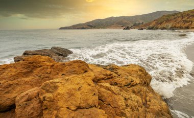 San Francisco Rekreasyon Bölgesi, Rodeo Sahili, Kaliforniya, ABD 'de okyanusun arka planına karşı kaya oluşumları. Deniz kenarı, güzel manzara, California sahili..