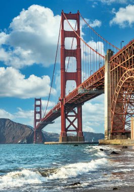 San Francisco 'daki Golden Gate Köprüsü dünyanın dört bir yanından gelen turistlerin ziyaret ettiği en ünlü yerdir..