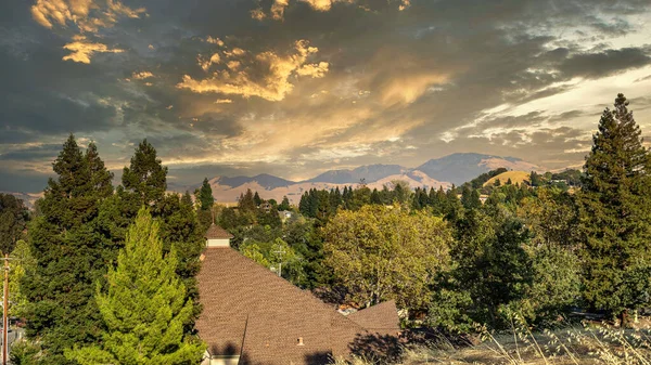 Vista desde la altura de Walnut Creek, California. Vista panorámica de las montañas contra el cielo. —  Fotos de Stock