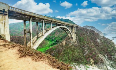 Bixby Creek Köprüsü, ABD 'nin batı kıyısındaki Karayolu 1' de güneye, Los Angeles, Big Sur, California 'ya doğru ilerliyor..