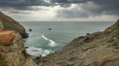 1. Eyalet Yolu, dağlar ve okyanus boyunca Kaliforniya kıyı şeridi harika görünüyor. Güzel manzara konsepti