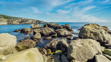 Kaliforniya 'daki Salt Point Eyalet Parkı' nda güzel manzara, kayalar ve okyanus manzarası..