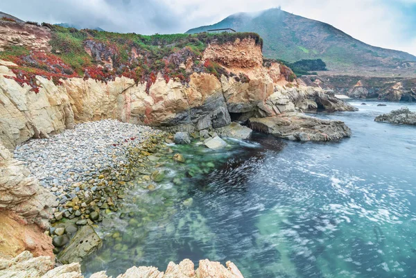 Schöne Aussicht auf eine kleine Bucht im Pazifik, Kalifornien, bunte Landschaft, sonniges Wetter. — Stockfoto