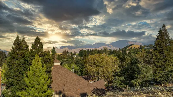 Pohled z výšky Walnut Creek, Kalifornie. Scénický pohled na hory proti obloze. — Stock fotografie
