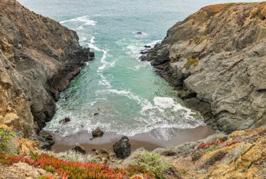 Pasifik Okyanusu, Kaliforniya 'daki küçük bir koydan güzel bir manzara, renkli bir manzara, açık güneşli bir hava.