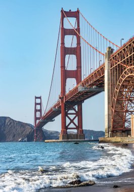 San Francisco 'daki Golden Gate Köprüsü dünyanın dört bir yanından gelen turistlerin ziyaret ettiği en ünlü yerdir..