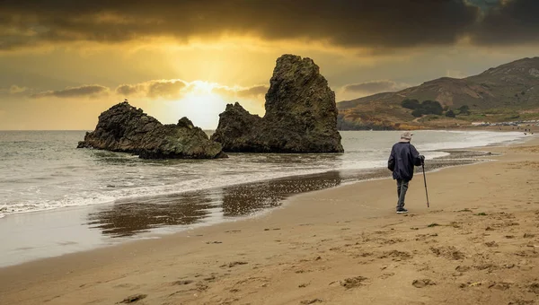 Ροκ σχηματισμούς στο Rodeo Beach, Καλιφόρνια, ΗΠΑ, San Francisco Marine Headlands Αναψυχή περιοχή, όμορφο τοπίο, Καλιφόρνια παραθαλάσσια. — Φωτογραφία Αρχείου