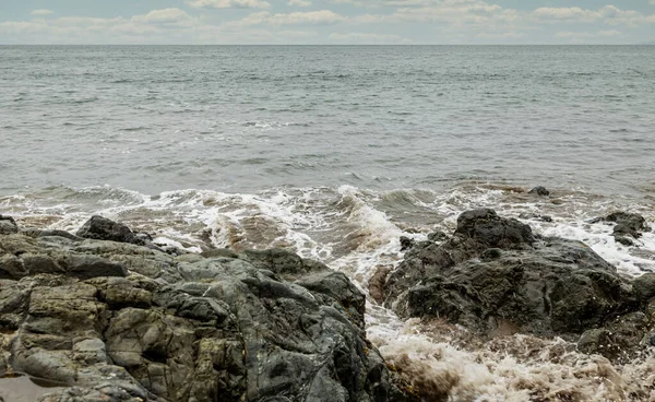 Formations rocheuses dans le contexte de l'océan dans la zone de loisirs de San Francisco, Rodeo Beach, Californie, États-Unis. Bord de mer, beau paysage, côte californienne. — Photo