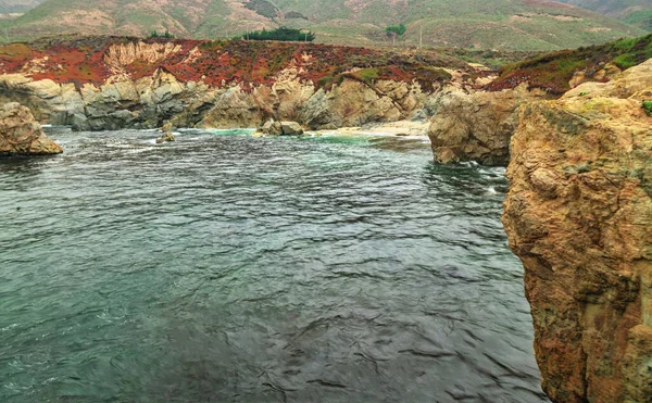 太平洋一个小海湾的美丽景色，加利福尼亚，五彩斑斓的风景，阳光灿烂的天气. — 图库照片